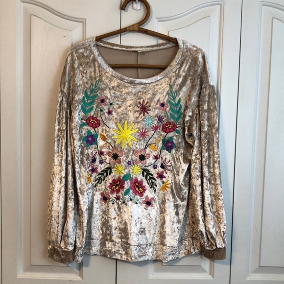 Kori America Embroidered Floral Crushed Velvet Oversized Top Size Small - Picture 1 of 7